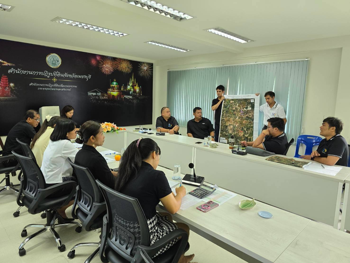 title - ปฏิรูปที่ดินจังหวัดเพชรบุรี พร้อมด้วย เจ้าหน้าที่ ส.ป.ก.เพชรบุรี ประชุมสรุปผลการติดตามแนวทางการแก้ไขปัญหาโครงการแก้ไขปัญหาที่ดินทำกินของเกษตรกรสภาประชาชน 4 ภาค ร่วมกับเจ้าหน้าที่ 3 สำนักของสำนักงานการปฏิรูปที่ดินเพื่ือเกษตรกรรม ได้แก่ สำนักกฎหมาย สำนักจัดการปฏิรูปที่ดิน และสำนักจัดการแผนที่และสารบบที่ดิน
